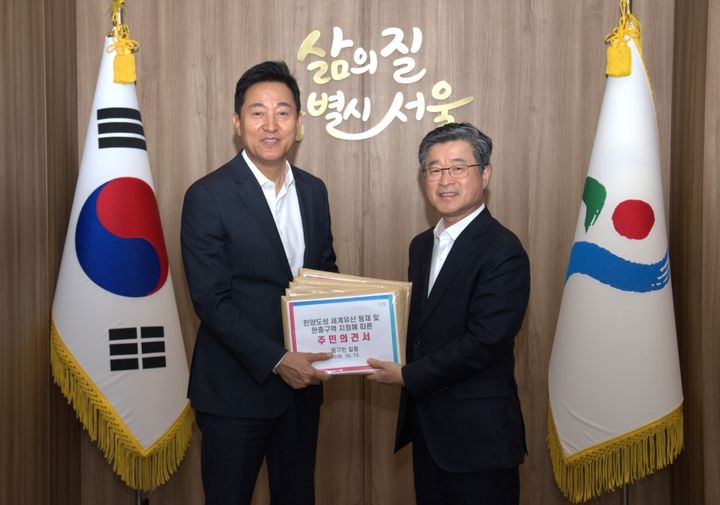 [서울=뉴시스] 김길성 중구청장-오세훈 서울시장_주민의견서 전달. (사진=중구 제공) 2026.10.21. photo@newsis.com *재판매 및 DB 금지