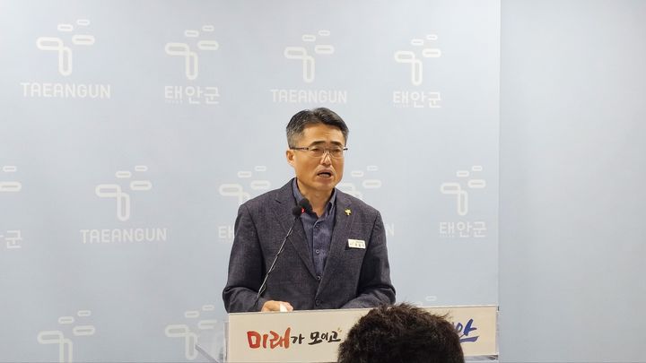 [태안=뉴시스] 김덕진 기자 = 장길수 충남 태안군 가족정책과장이 21일 태안군청 브리핑룸에서 인구 변화 관련 대응 정책을 발표하고 있다. 2026.10.21. spark@newsis.com *재판매 및 DB 금지