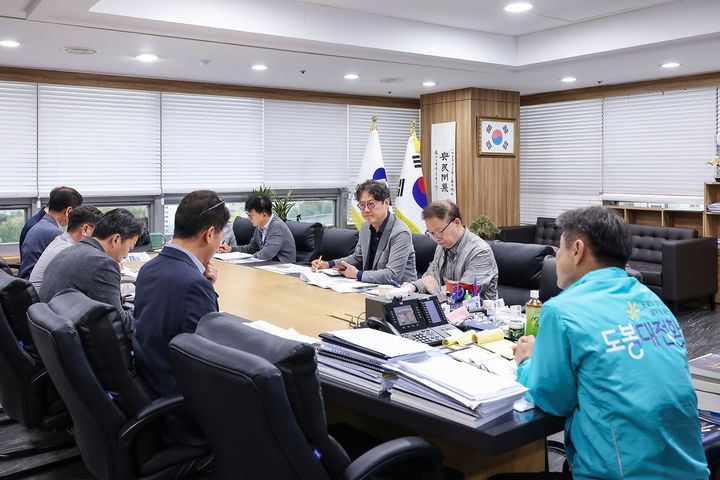 [서울=뉴시스] 김동욱 도봉구청장이 창동경제엔진추진단 ‘핀셋 회의’에서 서울아레나와 관련된 부서 의견을 듣고 있다. (사진=도봉구 제공) 2026.10.15. photo@newsis.com *재판매 및 DB 금지