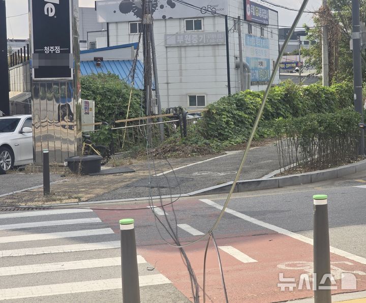 [청주=뉴시스] 21일 오전 충북 청주시 흥덕구 송절교차로 도로 위로 여러 가닥의 전선이 늘어져 있다. (사진=독자 제공) 2026.10.21. photo@newsis.com *재판매 및 DB 금지