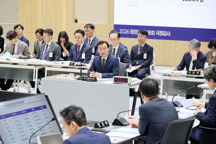 [부산=뉴시스]21일 부산 연제구 부산시청 1층 대회의실에서 '2026년도 국회 행정안전위원회' 부산시 국정감사가 진행되고 있다. 전재수 부산시장이 질문에 대한 답을 하고 있다. (사진=부산시 제공) 2026.10.21. photo@newsis.com *재판매 및 DB 금지