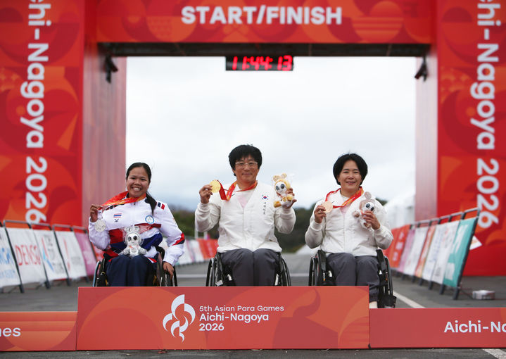 [서울=뉴시스]2026 장애인아시안게임 여자 사이클 금메달 이도연과 동메달 허윤정(오른쪽). (사진=대한장애인체육회 제공)