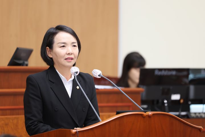 [고성(경남)=뉴시스] 신정철 기자= 경남 고성군의회는 21일, 제313회 임시회 제2차 본회의를 끝으로 9일간의 의사일정을 마무리하며 폐회했다.사진은 양애정 의원이 5분 자유발언을 통해 '고성군의 개인정보 관리와 사고 대응체계 강화'를 촉구하고 있다.(사진=고성군의회 제공).2026.10.21. photo@newsis.com *재판매 및 DB 금지