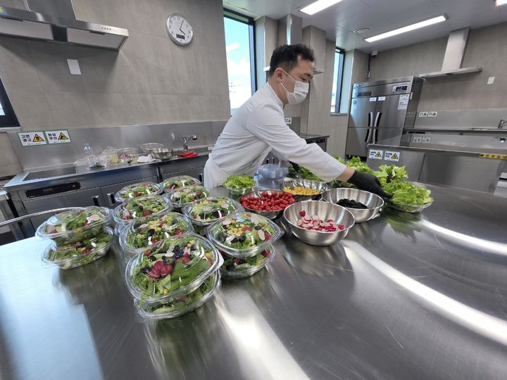 [전남광주=뉴시스] 전남광주통합특별시 농업기술센터 내 농식품가공창업보육센터 공유주방 모습. 농산물을 식품으로 가공해 상품화할 수 있도록 지원하는 시설로, 이용 계약과 즉석판매제조·가공업 영업신고 등 필요한 절차를 거쳐 제품을 제조·판매할 수 있다. (사진=전남광주통합특별시 제공) 2026.10.21. photo@newsis.com *재판매 및 DB 금지