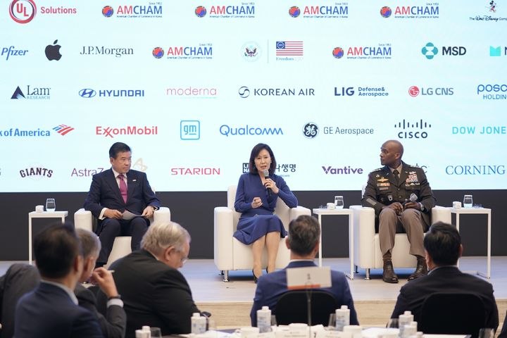 [서울=뉴시스] 주한미국상공회의소(AMCHAM·암참)가 21일 서울 용산구 몬드리안 서울 이태원에서 특별 오찬 간담회를 진행했다. 왼쪽부터 제임스 김 암참 회장 겸 대표이사, 미셸 박 스틸 주한미국대사, 제이비어 브런슨 한미연합군사령관·주한미군사령관·유엔군사령관. (사진=암참 제공) photo@newsis.com *재판매 및 DB 금지