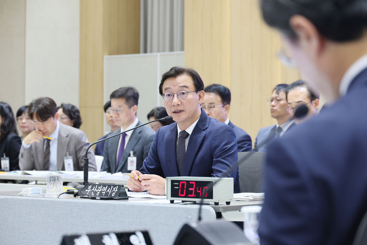[부산=뉴시스]21일 부산 연제구 부산시청 1층 대회의실에서 '2026년도 국회 행정안전위원회' 부산시 국정감사가 진행되고 있다. 전재수 부산시장이 질문에 대한 답을 하고 있다. (사진=부산시 제공) 2026.10.21. photo@newsis.com *재판매 및 DB 금지