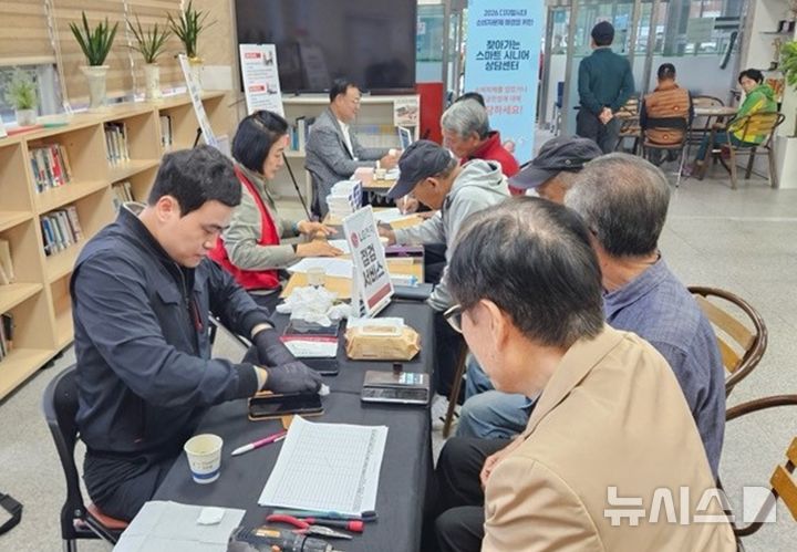 [장흥=뉴시스] 전남광주 장흥군 노인복지관은 20일 광주소비자연맹과 함께 고령 어르신들의 소비생활 지원을 위한 '찾아가는 스마트 시니어 상담센터'를 운영했다. (사진=장흥군 제공) 2026.10.21. photo@newsis.com *재판매 및 DB 금지