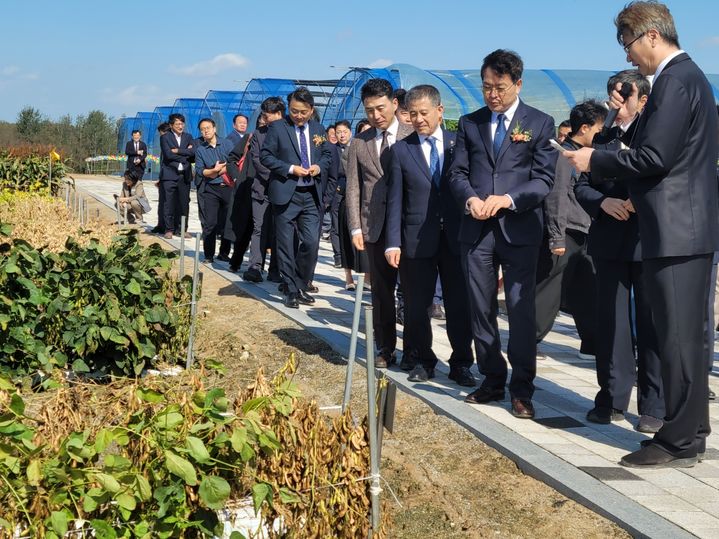[세종=뉴시스] 김정욱 농림축산식품부 농산업혁신정책실장이 21일 전북 김제시 민간육종연구단지에서 개최된 '2026 국제종자박람회' 개막식에 참석했다. (사진=농식품부 제공) 2026.10.21. photo@newsis.com *재판매 및 DB 금지