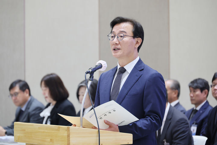 [부산=뉴시스]21일 부산 연제구 부산시청 1층 대회의실에서 '2026년도 국회 행정안전위원회' 부산시 국정감사가 진행되고 있다. 전재수 부산시장이 국정감사 시작 전 인사말을 하고 있다. (사진=부산시 제공) 2026.10.21. photo@newsis.com *재판매 및 DB 금지