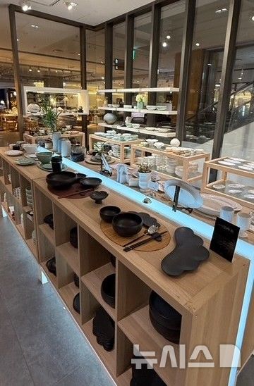 현대百 판교점서 이천도자기 팝업...'세라믹웨이브' 운영 - 뉴스 썸네일 이미지