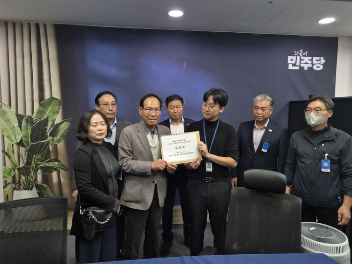 [무안=뉴시스]광주군공항 무안이전 대응 범군민위원회의 입장문 전달. (사진=범군민위원회 제공) 2026.10.21. photo@newsis.com *재판매 및 DB 금지