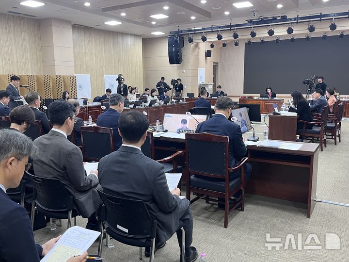 [부산=뉴시스] 진민현 기자 = 21일 오전 부산 금정구 부산대학교 기계관 지하1층 국제회의장에서 부산대학교, 국립부경대학교, 국립한국해양대, 부산교육대학교 등 피감기관에 대한 국회 교육위원회 국정 감사가 진행되고 있다 .2026.10.21 truth@newsis.com