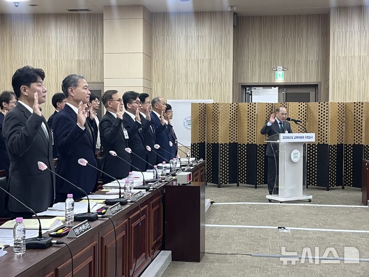 [부산=뉴시스] 진민현 기자 = 21일 오전 부산 금정구 부산대학교 기계관 지하1층 국제회의장에서 열린 국회 교육위원회 국정감사에서 피감기관인 부산대학교, 국립부경대학교, 국립한국해양대, 부산교육대학교 등 9개 대학의 총장들이 국정감사 전 선서하고 있다. 2026.10.21 truth@newsis.com
