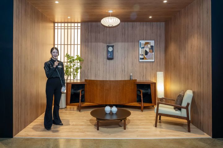 [서울=뉴시스] JBL 모델이 21일 서울 삼성동 프로젝트 스페이스 라인에 위치한 JBL 80주년 및 바워스 앤 월킨스 60주년 특별 전시관에서 JBL 80년 헤리티지를 소개하고 있다. (사진=삼성전자 제공) 2026.10.21. photo@newsis.com *재판매 및 DB 금지