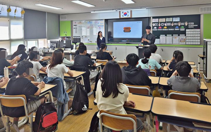 [울산=뉴시스] 고려아연 온산제련소 임직원들이 일일교사로 나서 울주군 온산읍 덕신초등학교에서 미래인재 육성을 위한