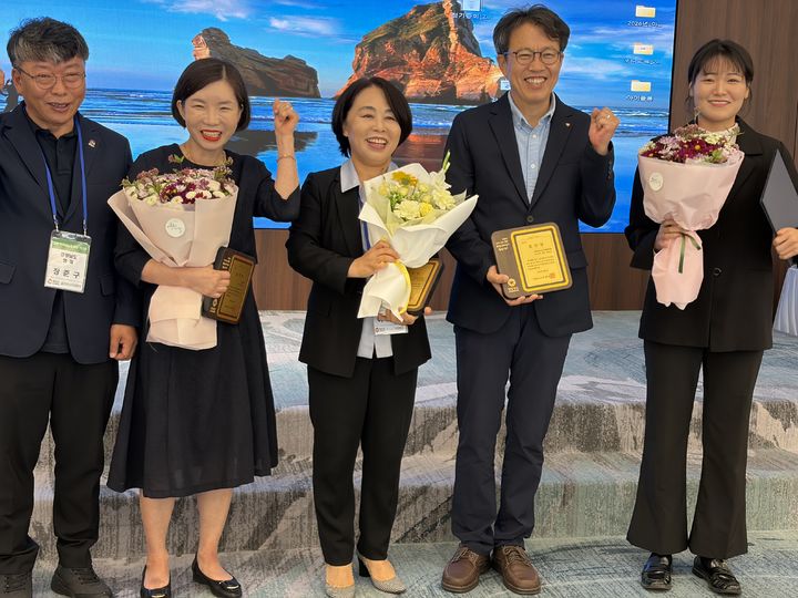 [창녕=뉴시스] 안지율 기자 = 번개반점 임행숙(왼쪽 두 번째) 대표와 문소윤(오른쪽 첫 번째) 주무관이 경남도지사 표창 수상 기념촬영을 하고 있다. (사진= 창녕군 제공) 2026.10.21. photo@newsis.com *재판매 및 DB 금지
