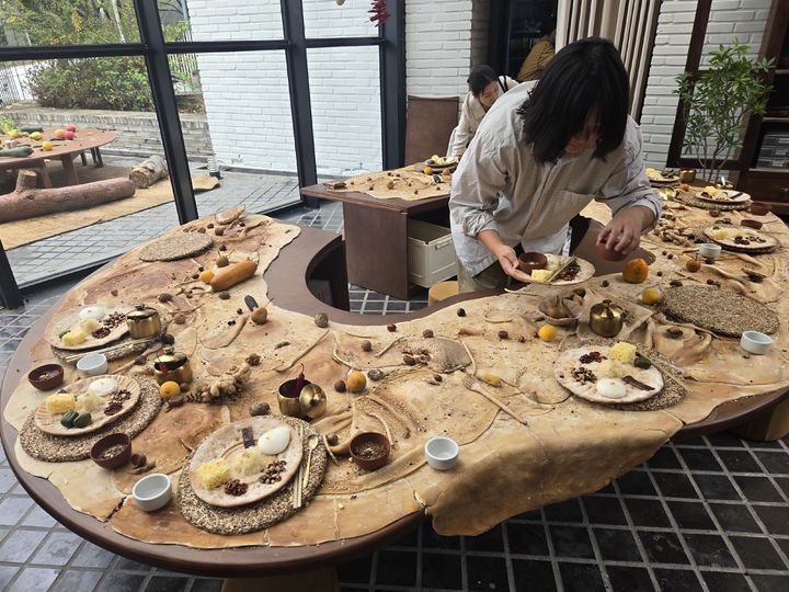 [서울=뉴시스] ‘땅으로부터 온 레시피’를 주제로 지역에서 입에서 입으로 전해진 잔치음식과 가을 제철 식재료를 배우고 맛보는 프로그램 '입말음식' 한상이 차려져 있다. (사진=권안나 기자) 2026.10.21. photo@newsis.com *재판매 및 DB 금지