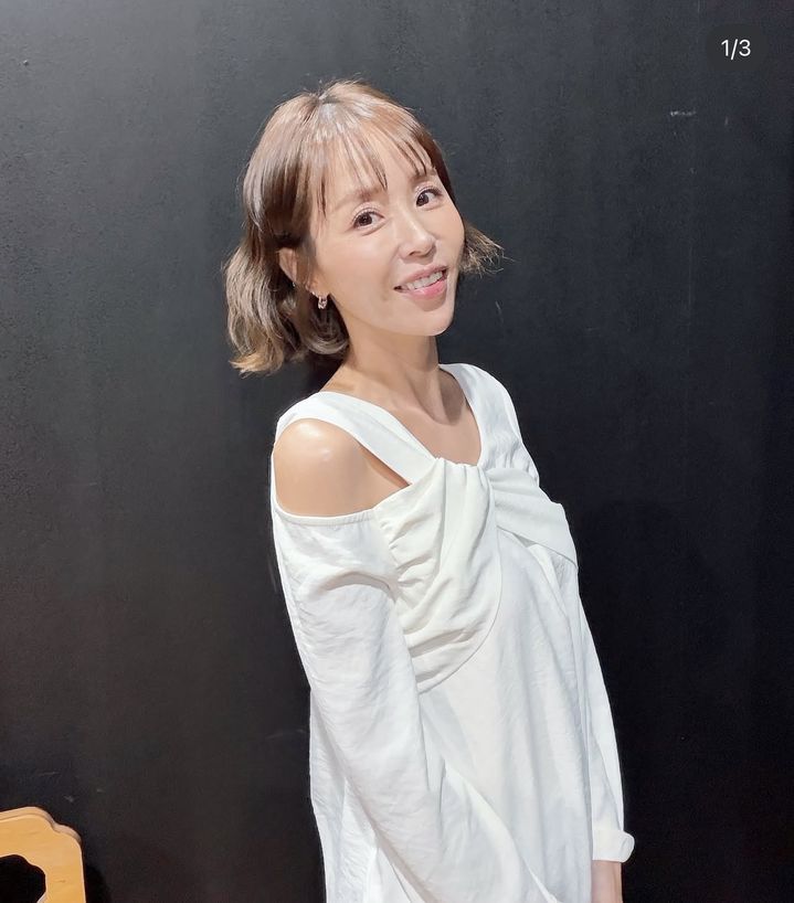 [서울=뉴시스] 그룹 코요태 신지가 지난 20일 자신의 SNS에 근황 사진을 공개했다. 신지는 가녀린 모습으로 팬들의 건강 걱정을 받은 가운데, 과거 근육량 부족으로 체성분 검사에서 측정 불가 판정을 받은 사실이 재조명됐다. (사진출처=신지 인스타그램 캡처) *재판매 및 DB 금지