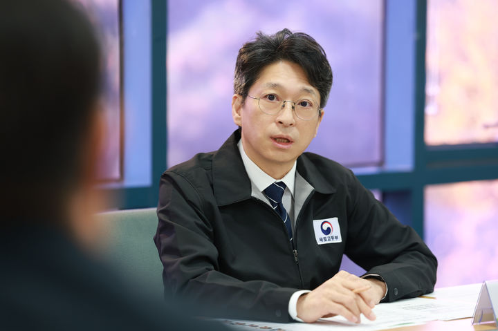 [서울=뉴시스]홍지선 국토교통부 장관이 21일 경기 고양시 일산신도시를 방문해 노후계획도시 정비사업 추진 현황을 점검하고 속도감 있는 사업 추진을 당부했다. (사진=국토부 제공) 2026. 10. 21. *재판매 및 DB 금지