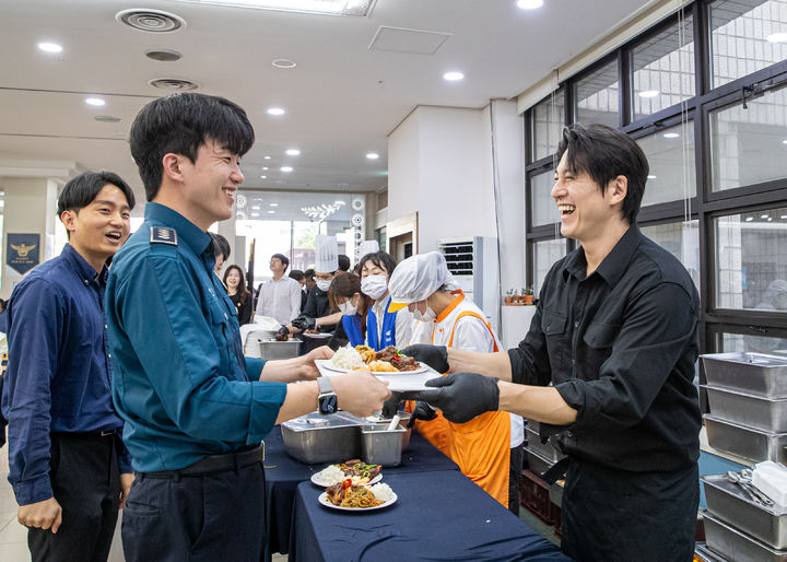 [서울=뉴시스] 류수영 배우가 직접 조리한 경찰의 날 특식을 서울경찰청 직원에게 배식하고 있다. (사진=서울경찰청 제공) 2026.10.21. photo@newsis.com *재판매 및 DB 금지