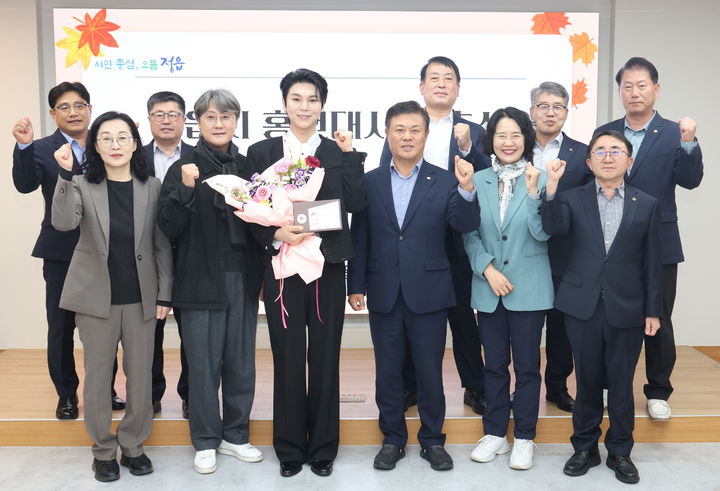 [정읍=뉴시스] 21일 정읍시 홍보대사로 위촉된 국악인 김준수씨(앞 왼쪽 세번재)가 이학수 정읍시장(앞 왼쪽 네번째) 등 시 관계자들과 기념사진을 찍고 있다. *재판매 및 DB 금지