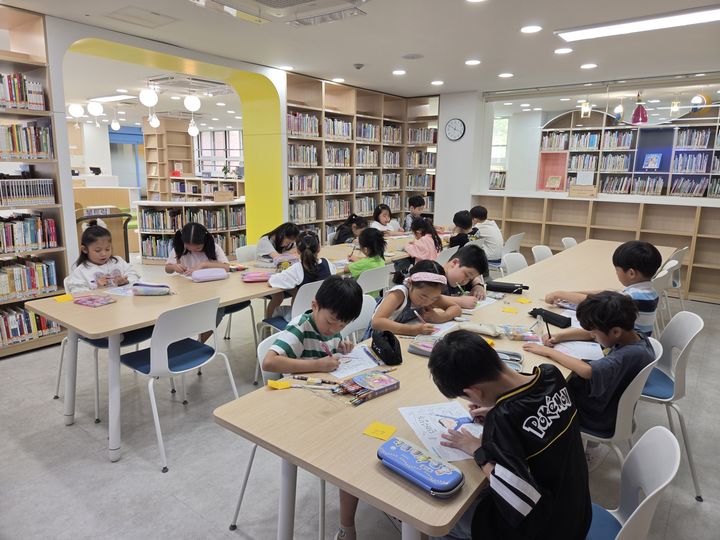 [용인=뉴시스] 학교도서관에서 색칠놀이를 하고 있는 학생들(사진=용인교육지원청 제공) 2026. 10. 21. photo@newsis.com *재판매 및 DB 금지