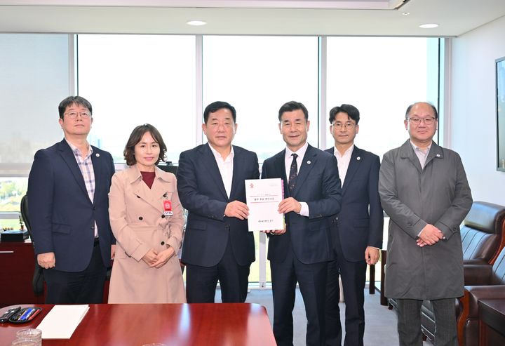 [울산=뉴시스] 울산 중구가 지역 주요 현안사업의 원활한 추진 및 국가 예산 확보를 위해 국회를 방문했다. 김영길 중구청장과 관계 공무원들은 21일 오전 국회의원회관에서 박성민 국회의원을 만나 지역 주요 현안사업을 설명하고 국비 확보를 위한 정책적 지원을 요청했다. photo@newsis.com *재판매 및 DB 금지