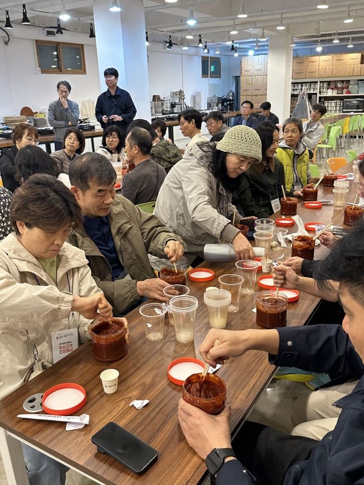 [안동=뉴시스] 경북도가 21일 문경에서 연 '2026년 사이소 우수고객 초청행사'에서 참가자들이 전통음식 만들기 체험을 하고 있다. (사진=경북도 제공) 2026.10.21. photo@newsis.com *재판매 및 DB 금지