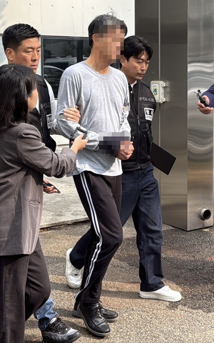 [성남=뉴시스] 양효원기자 = 21일 오전 경찰이 신변 보호 중이던 전처를 찾아가 흉기를 휘두른 60대 남성이 구속 전 피의자 심문(영장실질심사)을 위해 분당경찰서 유치장을 나서는 모습. (사진=독자 제공) 2026.10.21. hyo@newsis.com *재판매 및 DB 금지
