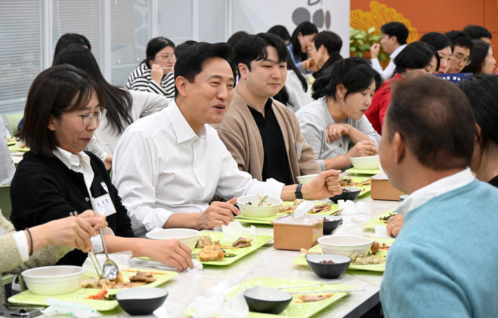 [서울=뉴시스] 오세훈 서울시장이 21일 서울시청 본관 구내식당에서 야간경제 활성화 정책 담당 직원들과 오찬을 함께하며 이야기를 나누고 있다. (사진=서울시 제공) 2026.10.21. photo@newsis.com *재판매 및 DB 금지