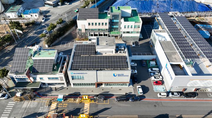 [울산=뉴시스] 울산본항 5부두 일대 건물에 설치된 태양광 발전설비. (사진=울산항만공사 제공) photo@newsis.com *재판매 및 DB 금지