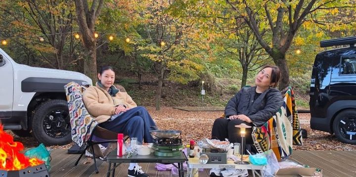 [서울=뉴시스] 방송인 풍자가 모델 한혜진과 함께 캠핑을 즐기는 모습을 공개했다. (사진=풍자 인스타그램 캡처)