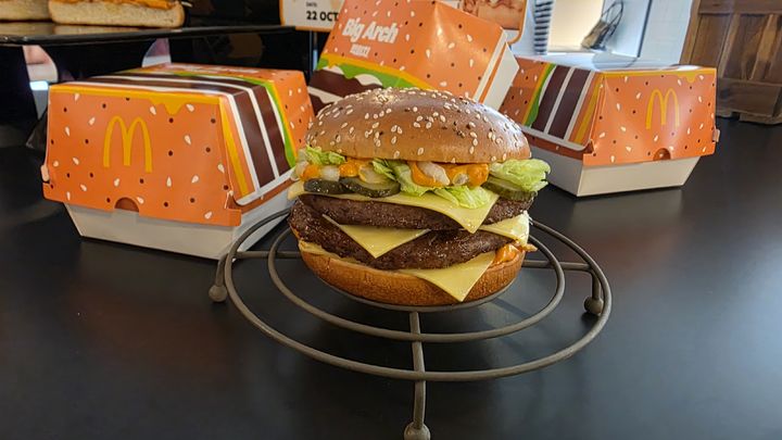 [서울=뉴시스] 이주혜 기자 = 21일 서울 강남구 맥도날드 코엑스점에서 열린 미디어 시식회에서 공개된 버거 '빅아치'의 모습. 2026.10.21. winjh@newsis.com *재판매 및 DB 금지