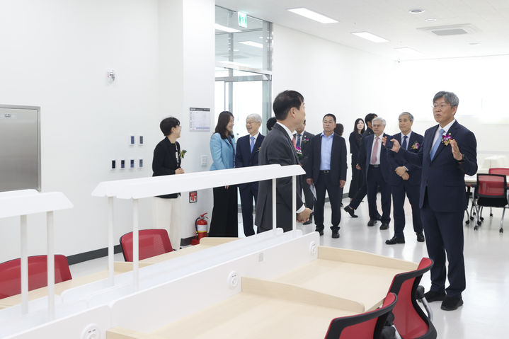 [서울=뉴시스]김이탁 국토교통부 제1차관이 21일 오후 인천 계양구 경인여대 행복기숙사 '루디아 하우스' 개관식에 참석해 청년 주거 안정을 위한 지원 의지를 밝혔다. (사진=국토부 제공) 2026. 10. 21. *재판매 및 DB 금지