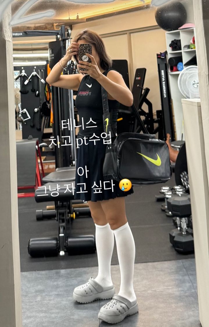 [서울=뉴시스]신봉선이 테니스와 PT를 병행하며 11㎏ 감량 후에도 날씬한 몸매를 유지하고 있는 모습을 공개했다. (사진=신봉선 인스타그램 캡처) 2026.10.21