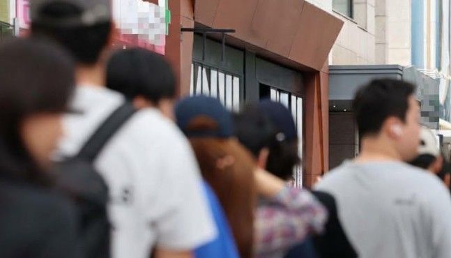 [서울=뉴시스] 식당 밖에 대기 손님이 있는 상황에서 식사를 마친 뒤에도 자리를 비우지 않고 대화를 나누는 행동을 두고 온라인상에서 의견이 엇갈리고 있다. 뉴시스 DB *재판매 및 DB 금지