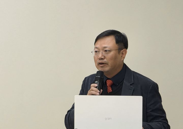[서울=뉴시스] 박은비 기자 = 이영탁 SK텔레콤 AIDC 통합추진단 부사장이 21일 오후 한국통신사업자연합회(KTOA)의 제12차 'AI 미래가치 포럼' 발제를 맡아 발표하고 있다. 2026.10.21. silverline@newsis.com *재판매 및 DB 금지