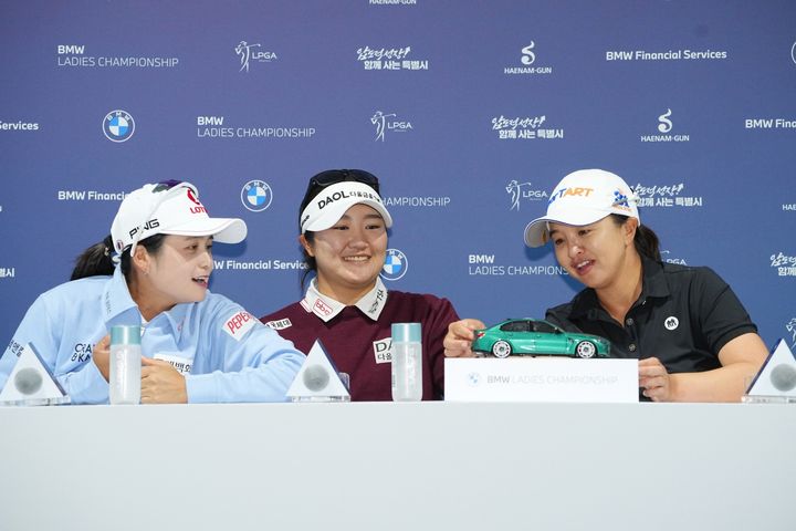 [서울=뉴시스] 미국여자프로골프(LPGA) 투어 BMW 레이디스 챔피언십 공식 기자회견에 참석한 최혜진(왼쪽), 유해란(가운데), 김세영(오른쪽). (사진=대회 조직위원회 제공) 2026.10.21. *재판매 및 DB 금지