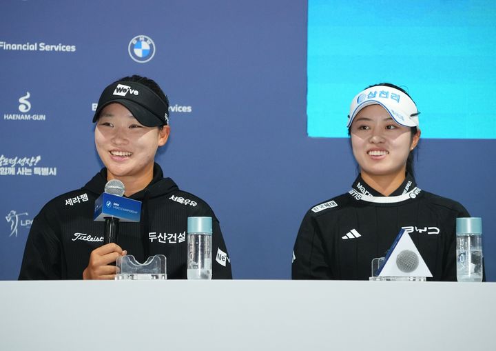 [서울=뉴시스] 미국여자프로골프(LPGA) 투어 BMW 레이디스 챔피언십 공식 기자회견에 참석한 김민솔(왼쪽)과 서교림. (사진=대회 조직위원회 제공) 2026.10.21. *재판매 및 DB 금지
