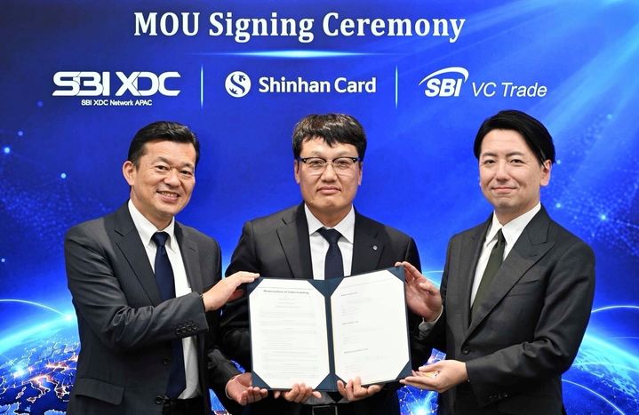 [서울=뉴시스] 신한카드는 전날 일본 도쿄 SBI 그룹 본사에서 'SBI VC Trade', 'SBI XDC Network APAC'와 글로벌 결제 생태계 확장을 위한 업무 협약식을 진행했다고 21일 밝혔다. 협약식에 참석한 (사진 왼쪽부터) 요시다 타다시 SBI XDC Network APAC 최고운영책임자(COO), 박창훈 신한카드 사장, 콘도 토모히코 SBI VC Trade 대표가 업무협약을 체결하고 기념사진을 촬영하고 있다. (사진=신한카드 제공) 2026.10.21. photo@newsis.com *재판매 및 DB 금지