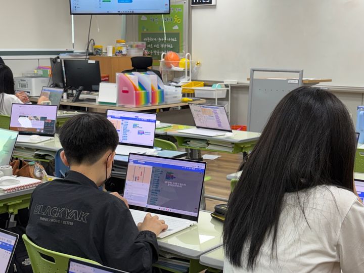 [인천=뉴시스] 15일 오전 인천의 한 초등학교에서 6학년 학생들이 인공지능(AI) 관련 수업을 듣고 있다. (사진=독자 제공). 2026.10.21. photo@newsis.com. *재판매 및 DB 금지 *재판매 및 DB 금지
