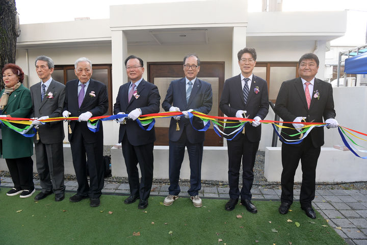 [전남광주=뉴시스] 전남광주통합특별시는 평생을 민주주의와 인권 수호에 헌신한 민주·인권 운동의 대부 고(故) 홍남순 변호사 가옥을 원형 복원하고 21일 개관했다. 황기연 광주특별시 행정문화부시장(사진 오른쪽에서 두번째) 을 비롯한 참석자들이 가옥 복원 기념식에서 테이프 커팅을 하고 있다. (사진=전남광주특별시 제공) 2026.10.21. photo@newsis.com *재판매 및 DB 금지