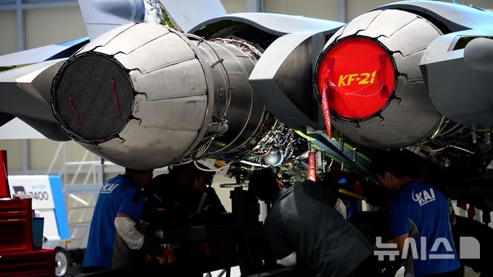 [창원=뉴시스]한국항공우주산업의 KF-21 엔진 장착 작업 현장.(사진=MBC경남 제공) 2026.10.21. photo@newsis.com