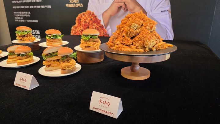 [서울=뉴시스] 이주혜 기자 = 21일 서울 중구 맘스터치 R&D 센터에서 진행된 미디어 시식회에서 선보인 2차 후덕죽 셰프 컬렉션 치킨 메뉴. 2026.10.21. winjh@newsis.com *재판매 및 DB 금지