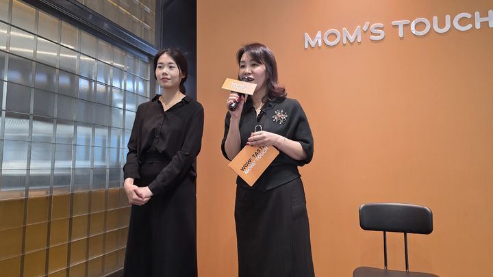 [서울=뉴시스] 이주혜 기자 = 21일 서울 중구 맘스터치 R&D 센터에서 진행된 미디어 시식회에서 김은영 대외협력그룹 그룹장(오른쪽)과 김수지 상품마케팅2팀 팀장이 질의응답을 진행하고 있다. 2026.10.21. winjh@newsis.com *재판매 및 DB 금지