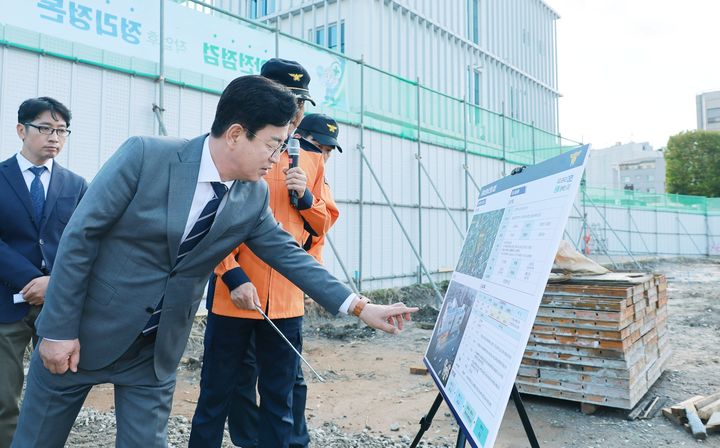 [대전=뉴시스]허태정 대전시장이 21일 신축 중인 중부소방서 공사 현장을 찾아 현안을 점검하고 있다. (사진=대전시 제공) 2026.10.21 photo@newsis.com *재판매 및 DB 금지
