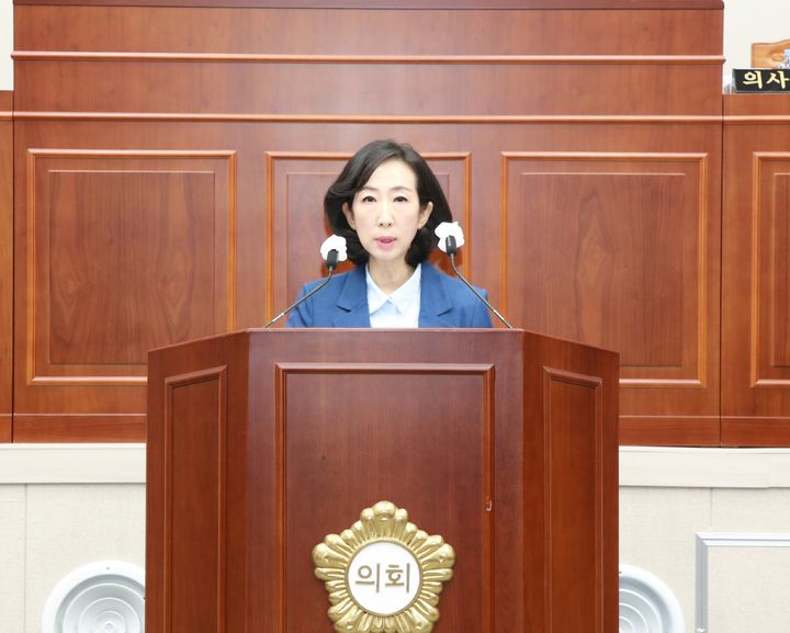 [구례=뉴시스] 구례군의회 문승옥 의장이 '구례군 공모 사업 관리 조례안'을 대표 발의하고 있다. (사진=구례군의회 제공) 2026.10.21. photo@newsis.com *재판매 및 DB 금지