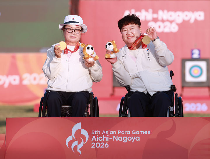 [서울=뉴시스] 2026 아이치·나고야 장애인아시안게임 W1 혼성 단체전에서 금메달을 딴 김옥금과 박홍조. (사진 = 대한장애인체육회 제공) *재판매 및 DB 금지