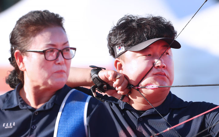 [서울=뉴시스] 2026 아이치·나고야 장애인아시안게임 W1 혼성 단체전에서 금메달을 딴 김옥금과 박홍조. (사진 = 대한장애인체육회 제공) *재판매 및 DB 금지