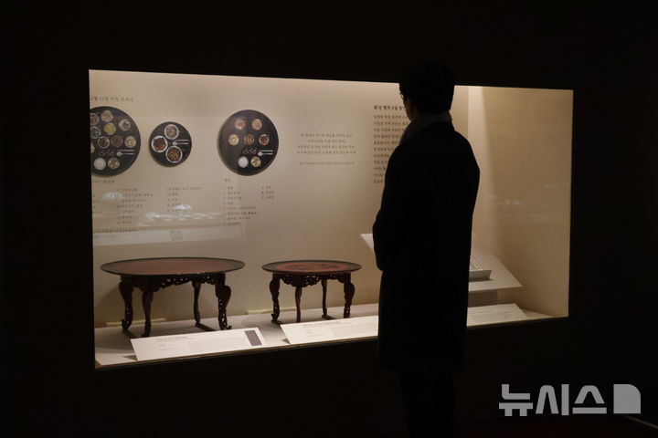 [서울=뉴시스] 한이재 기자 = 21일 서울 용산구 국립중앙박물관을 찾은 이가 상설전시관 1층 특별전시실2에서 진행되는 특별전 '우리들의 밥상'을 관람하고 있다. 2026.10.21. nowone@newsis.com